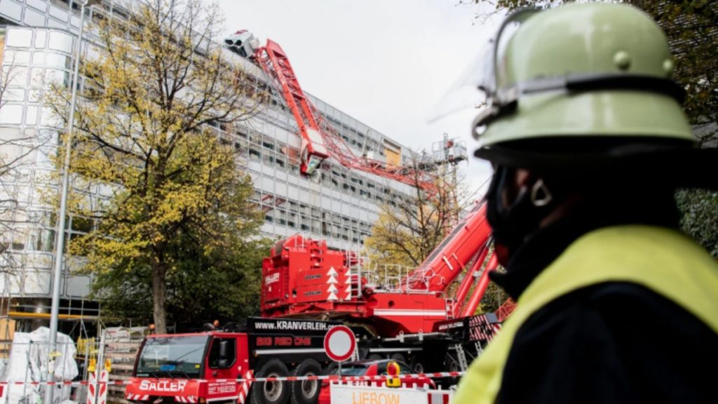Происшествия: Мюнхен: подъемный кран упал на крышу здания – есть пострадавшие