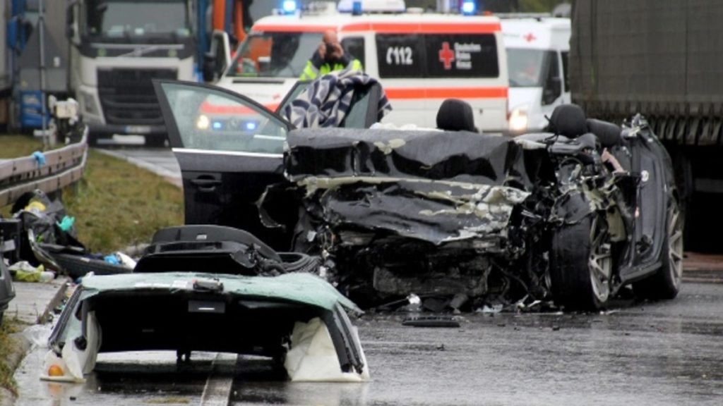 Происшествия: Баден-Вюртемберг: автомобиль врезался в фуру – трое погибших