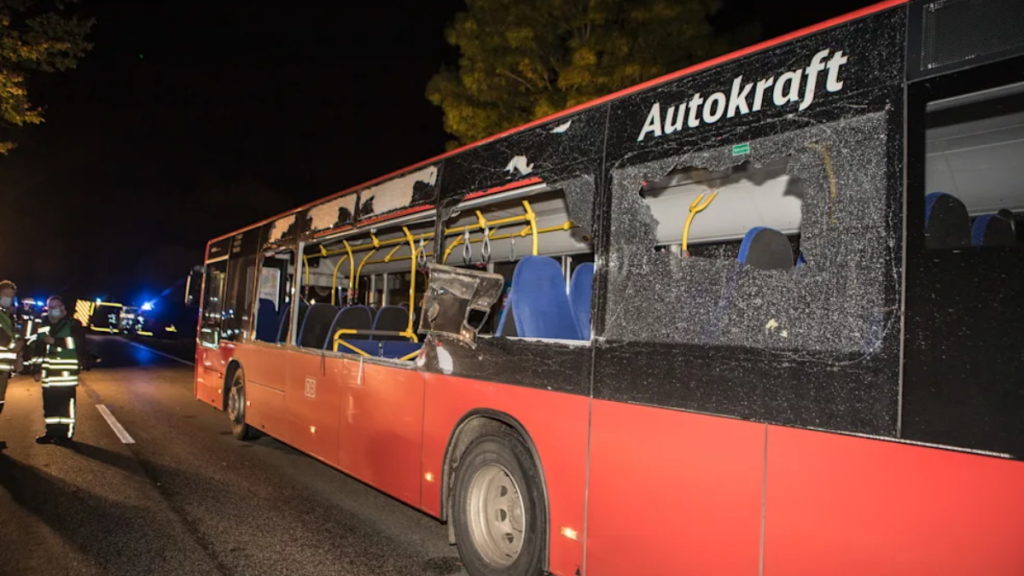 Происшествия: Шлезвиг-Гольштейн: автомобиль въехал в рейсовый автобус, погибла 16-летняя девочка