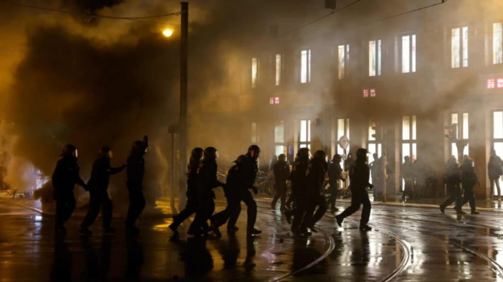 Происшествия: Ночь протестов в Берлине: демонстранты разбивали витрины, поджигали автомобили и нападали на полицейских