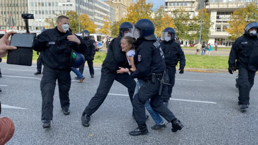 Происшествия: В разгар пандемии: в Берлине тысячи людей без масок снова вышли протестовать против коронавирусных ограничений