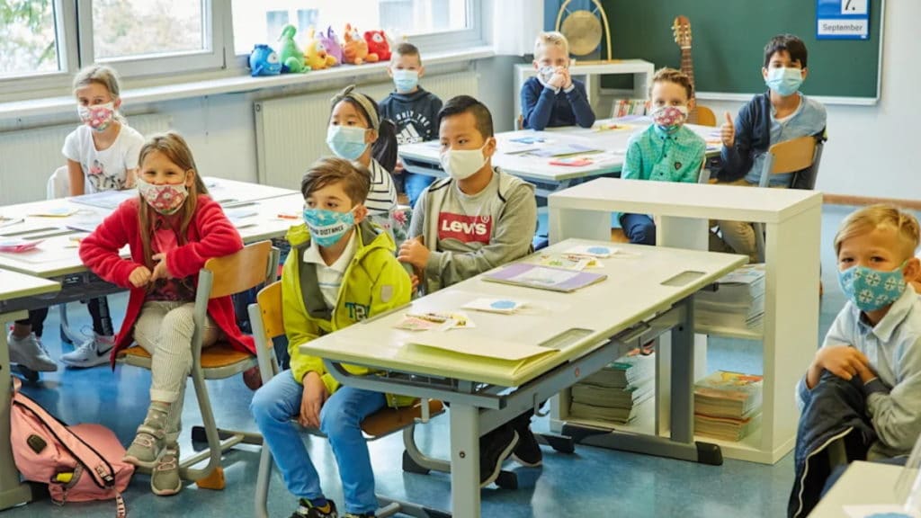 Общество: Ухудшение эпидемиологической ситуации: в школах Баден-Вюртемберга ученики теперь обязаны носить маски и во время уроков