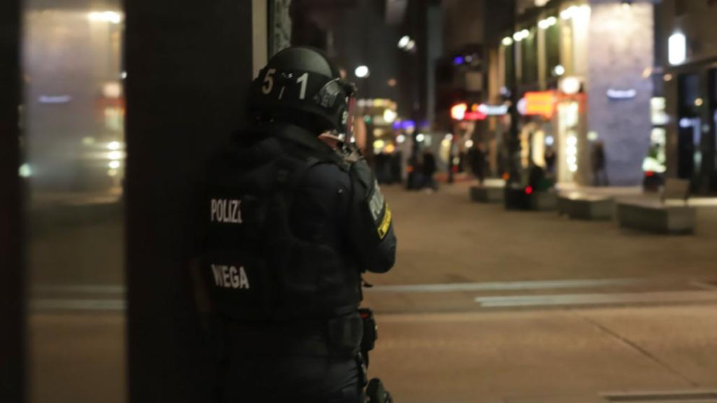 Отовсюду обо всем: Террористическая атака в Вене: исламисты расстреляли людей (+видео)