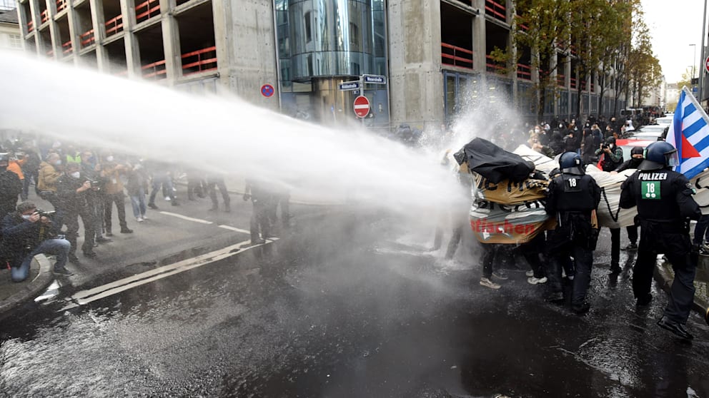 Общество: Протесты во Франкфурте-на-Майне: полиция применила водометы