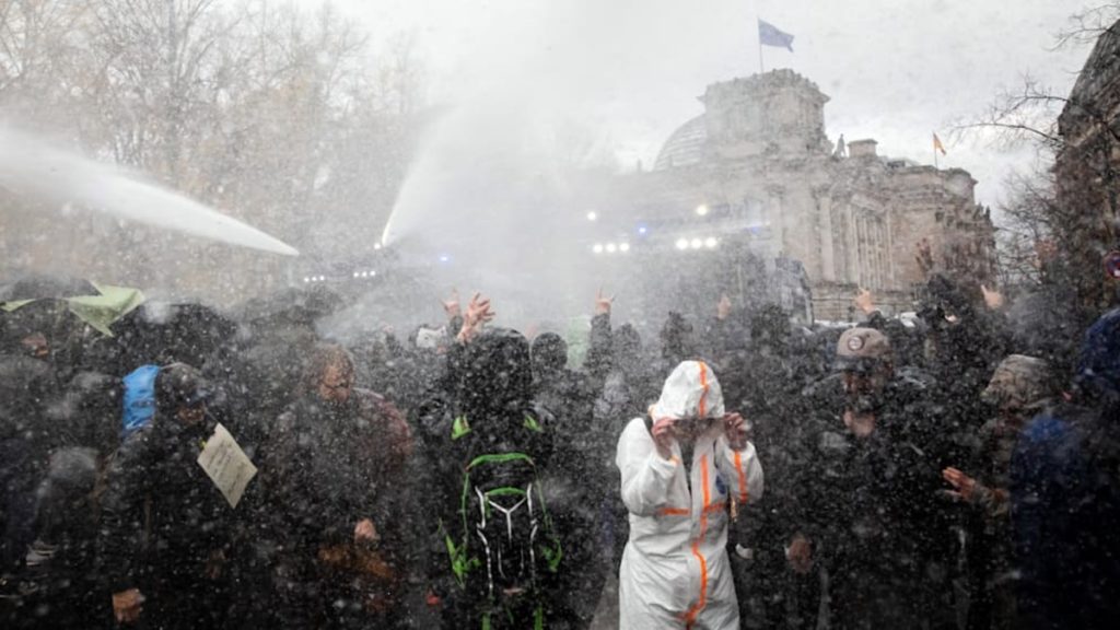 Общество: Полиция остановила демонстрацию в Берлине водометами