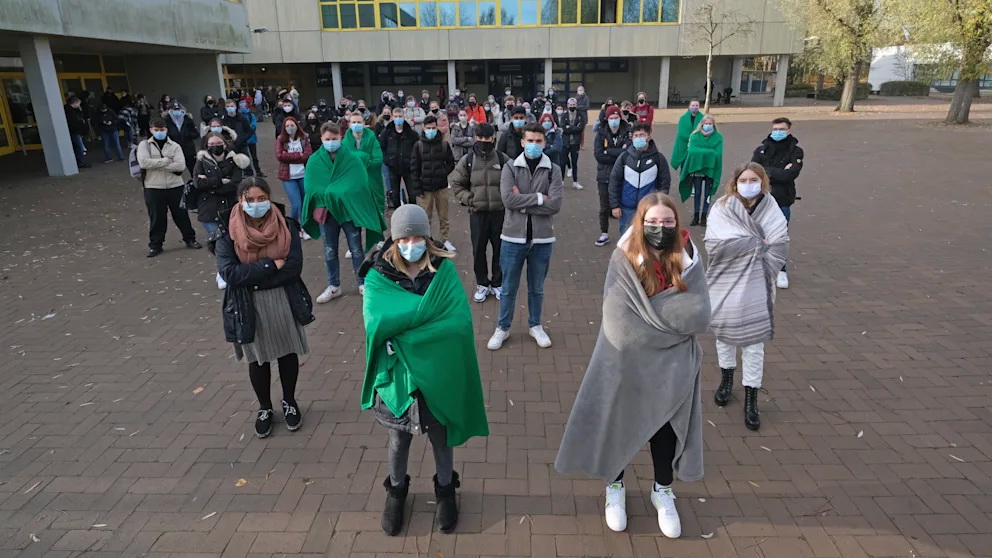 Общество: Школьники протестуют против карантинных правил: «Нам холодно, мы голодны и у нас болит голова»