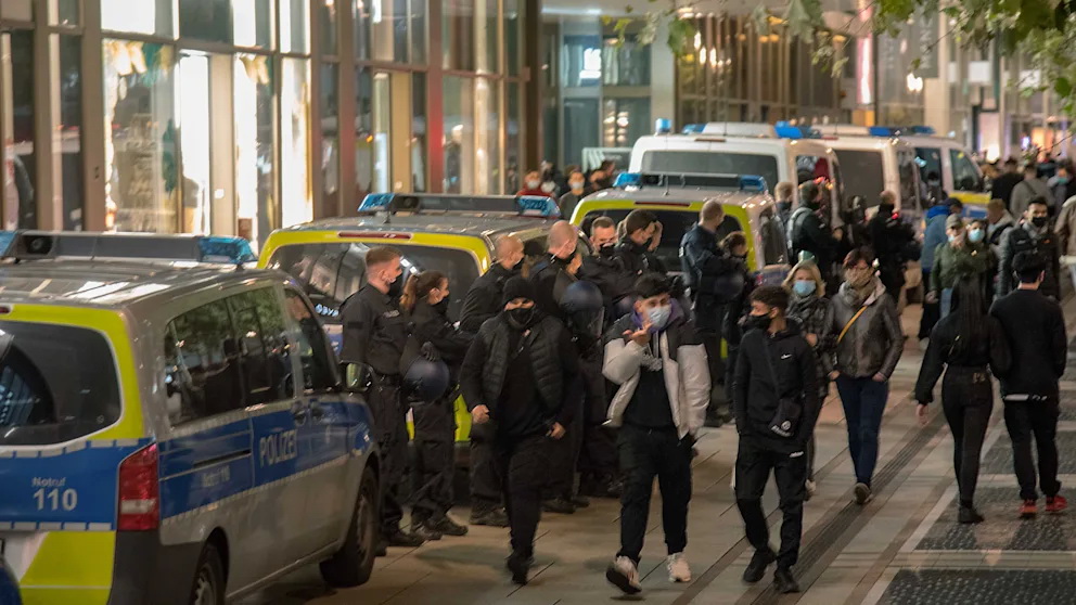 Происшествия: «Молодые люди превращаются в животных»: во Франкфурте около 800 человек напали на полицейских