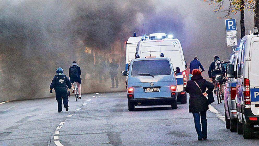 Происшествия: 45 000 протестующих в Лейпциге: полиция просто сдалась