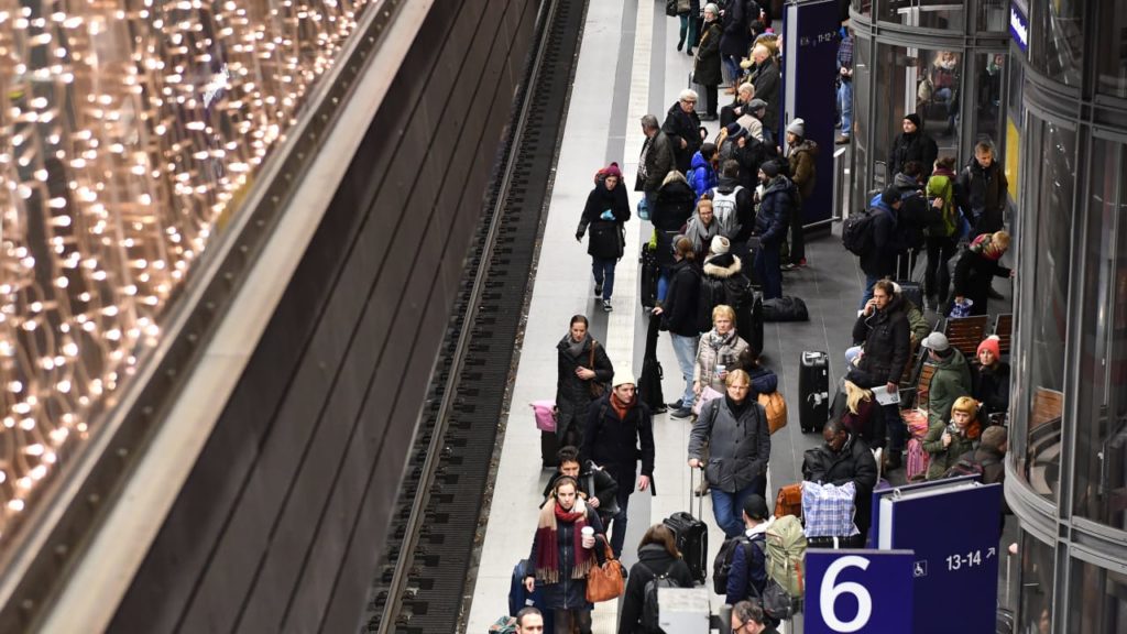 Общество: Рождество и коронавирус: пассажиров ждут новые правила в поездах