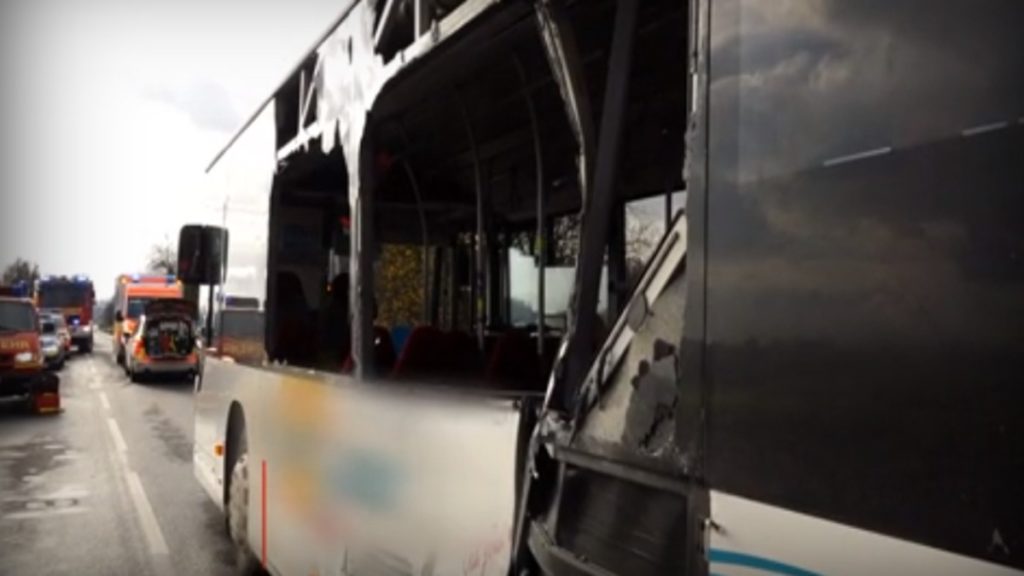 Происшествия: Нижняя Франкония: грузовик врезался в школьный автобус – пострадали несколько детей