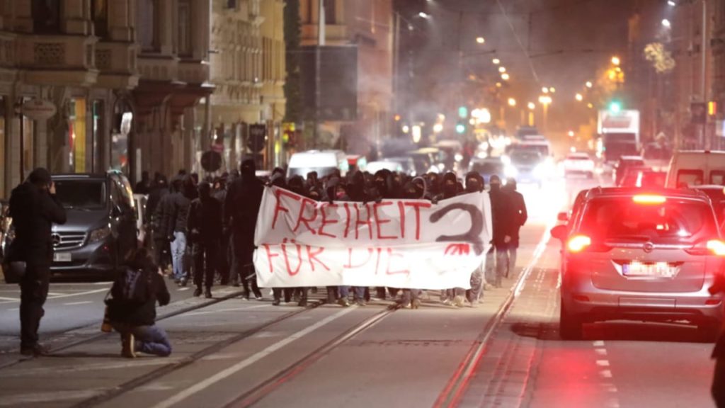 Происшествия: Протесты в Лейпциге: трое полицейских пострадали в столкновении с левыми