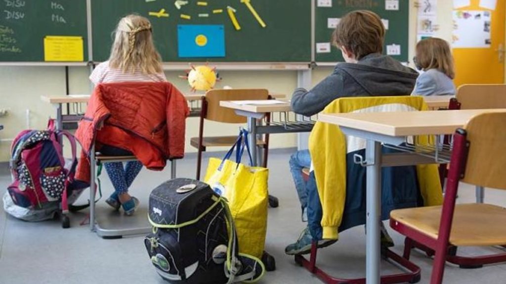 Общество: Берлин: учительница заставляла освистывать двоечников и надевала им черные короны