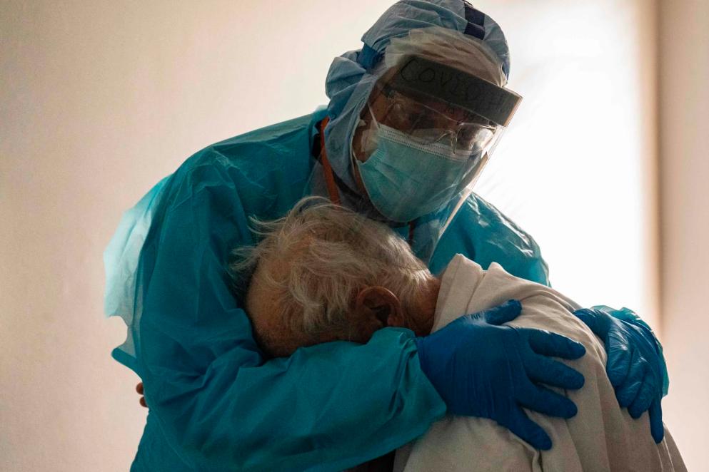 Общество: Фото, которое облетело мир: медики пренебрегают утешительными словами и состраданием