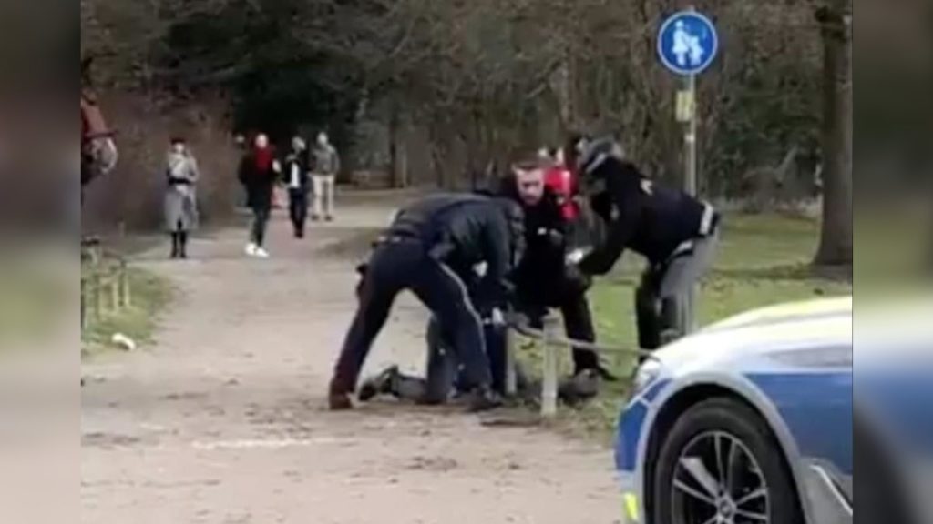 Происшествия: Бавария: сенегалец-правонарушитель чуть не задушил полицейского