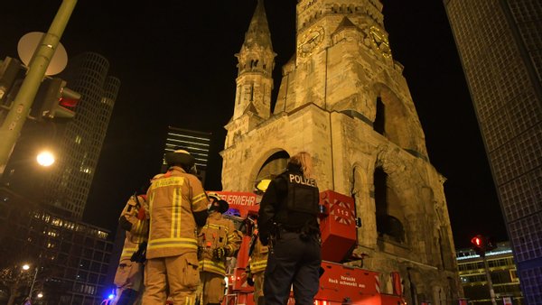 Происшествия: Дрон врезается в башню Мемориальной церкви в Берлине