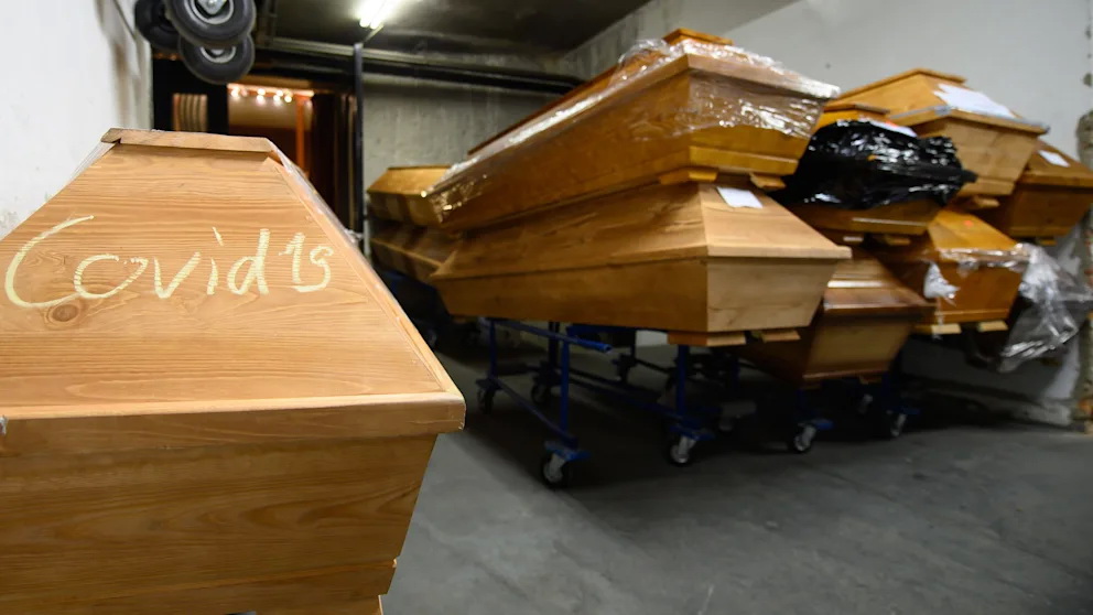 Общество: Новый рекорд смертности и гробы в пленке: немецкие власти ищут дополнительные помещения для тел
