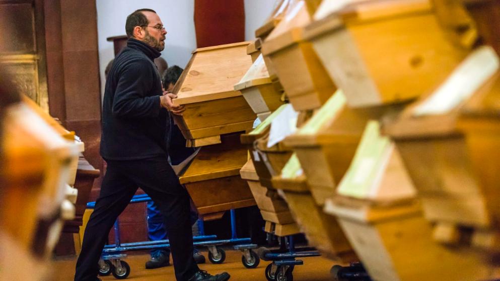 Общество: Немецкие крематории бьют тревогу: «Мы больше не справляемся, слишком много умерших»