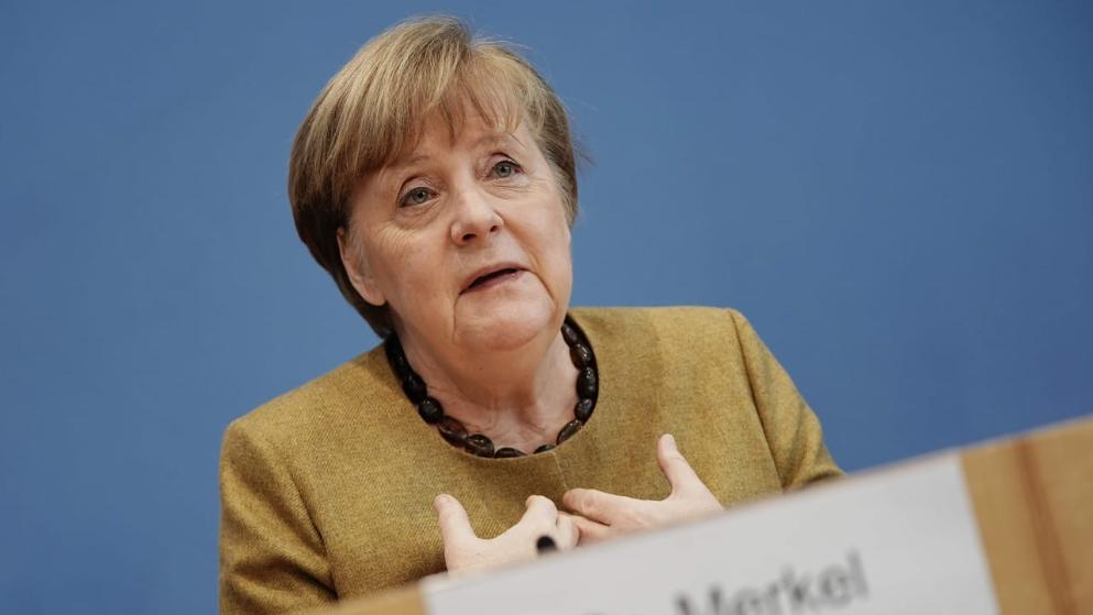 Политика: Канцлер вышла к журналистам: «Фрау Меркель, вы не хотите извиниться перед немцами?»
