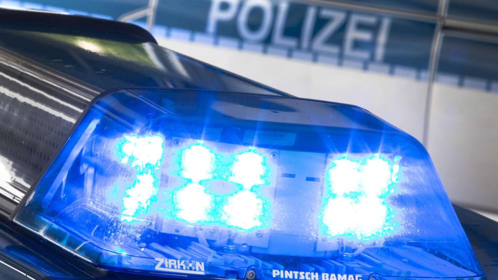 Общество: Инцидент на A6: шестеро истощенных нелегалов пытались попасть в Германию  