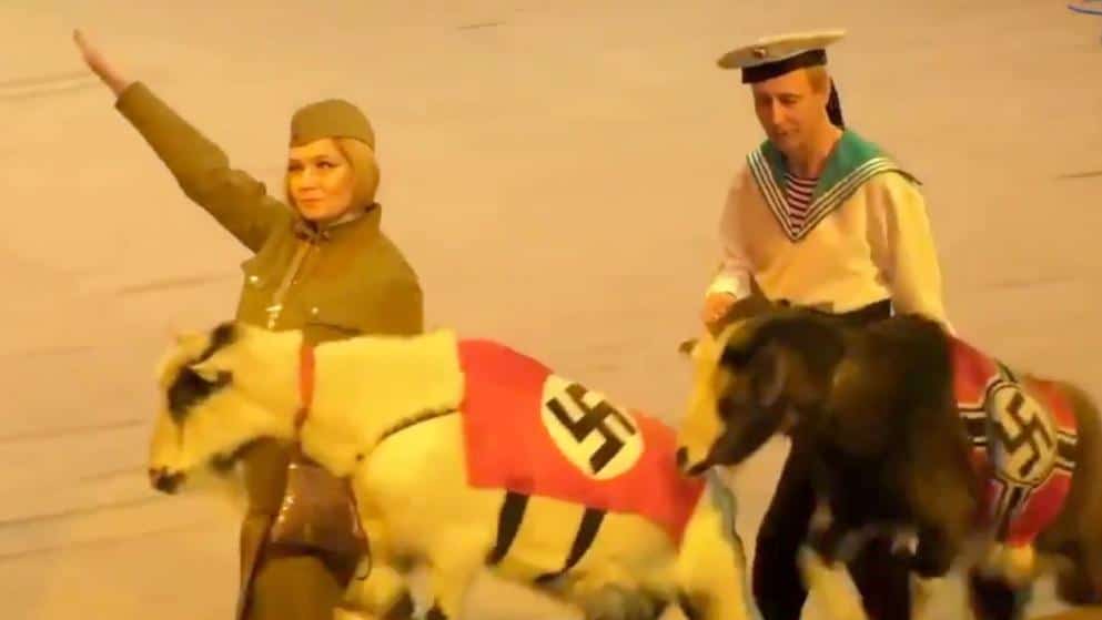 Отовсюду обо всем: Обезьяна в униформе и коза со свастикой: русский цирк переодел животных в нацистов