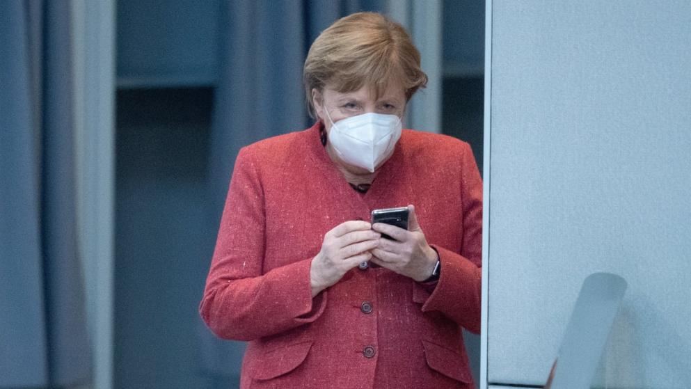 Политика: Пытаясь защитить ЕС, Меркель провалила вакцинацию от COVID-19 в Германии
