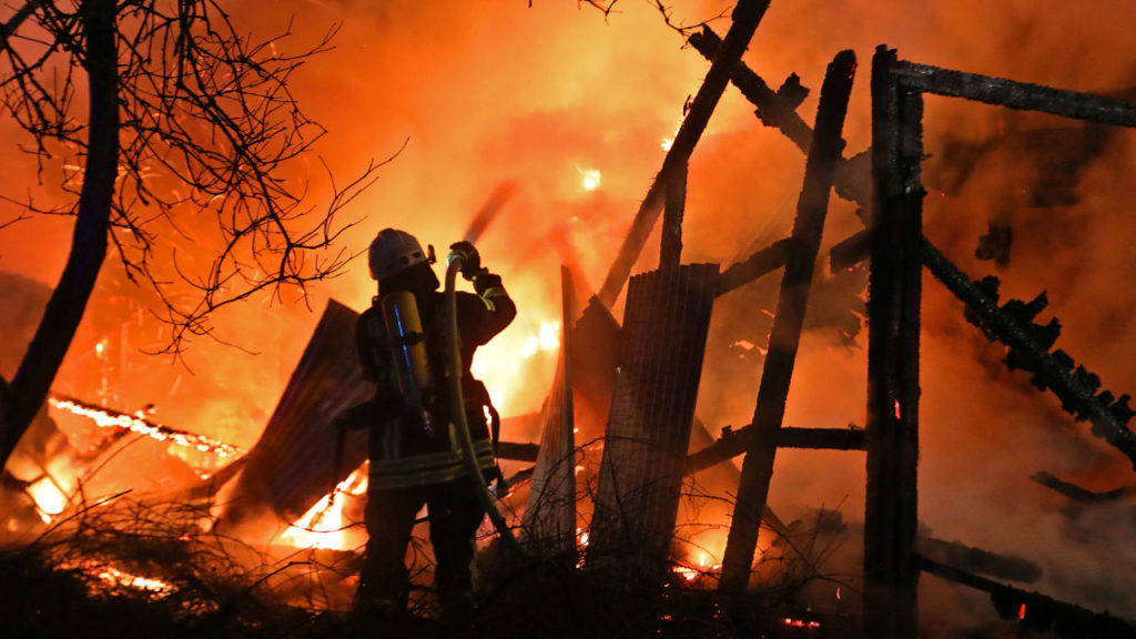 Происшествия: Новый год в огне: в Саксонии пожарные до полуночи тушили огонь