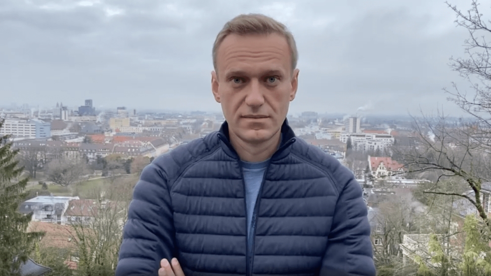Политика: Навальный возвращается в Россию: сразу по прибытию ему грозит арест
