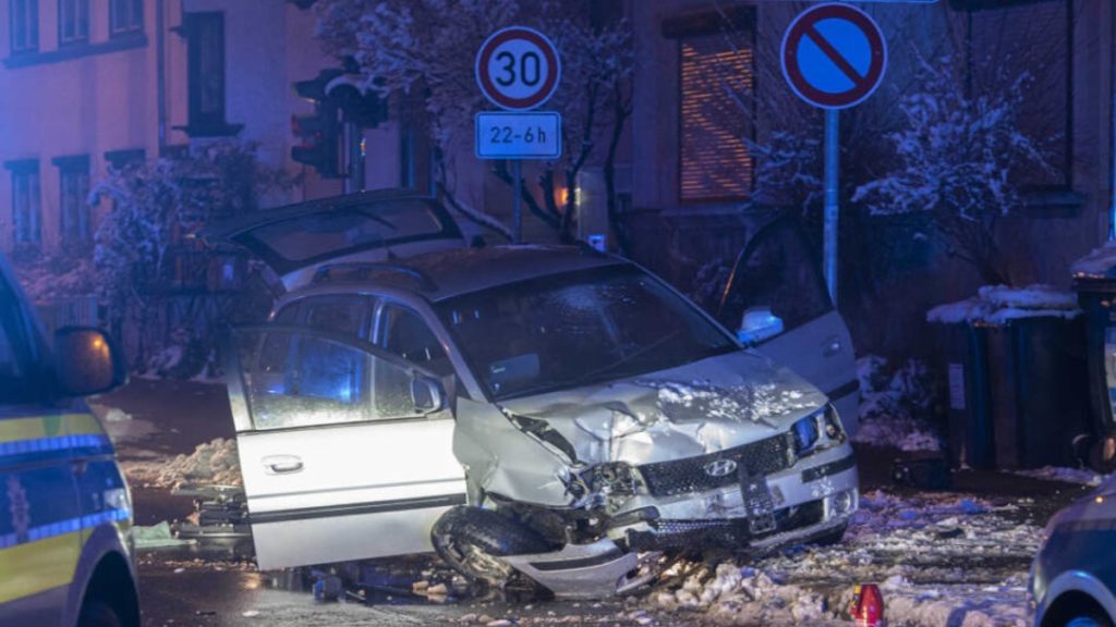 Происшествия: Душил мать и ударил отца: в Тюрингии мужчина вышвырнул родителей из машины и сбежал