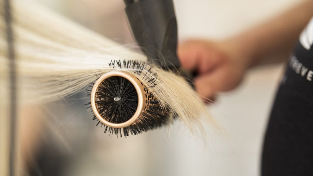 Общество: В Бремене парикмахерам можно было приходить к клиентам домой – до сих пор