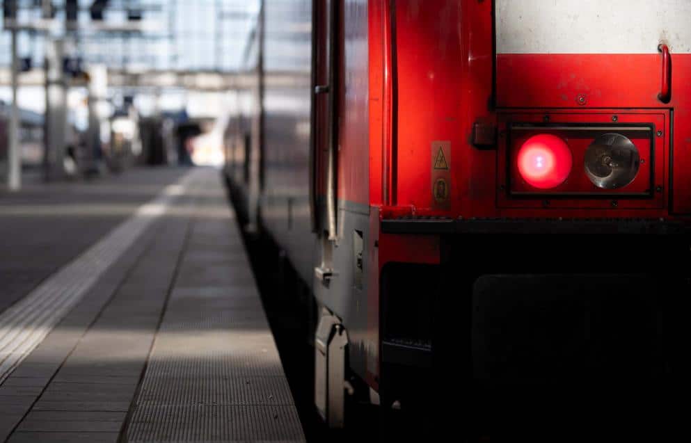 Происшествия: Ужасный инцидент в Тюрингии: неизвестный 40 минут насиловал 13-летнюю девочку в поезде