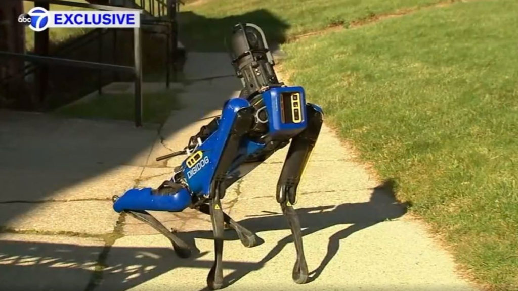 Отовсюду обо всем: Робот-собака заступил на службу в полиции