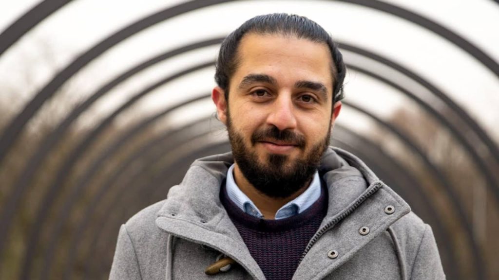 Политика: Сирийский беженец хочет попасть в бундестаг: «Я буду голосом всех просителей убежища»