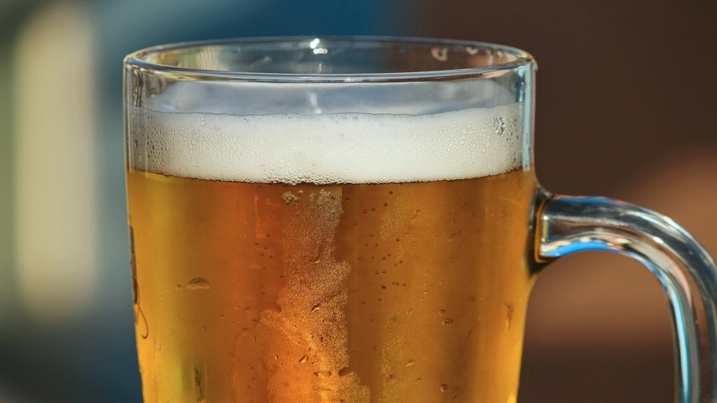 Общество: Перепроизводство из-за короны: баварская пивоварня раздаривает 2 500 л пива