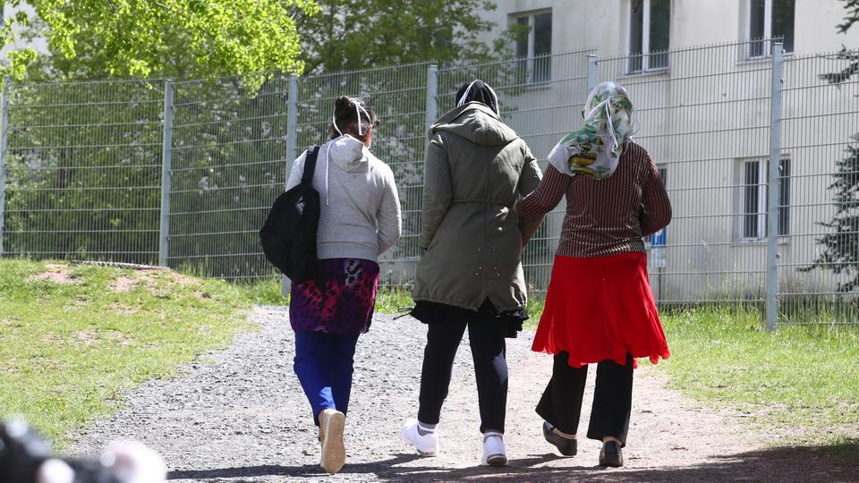 Общество: Десятки тысяч беженцев, которым отказали в убежище, смогли остаться в Германии