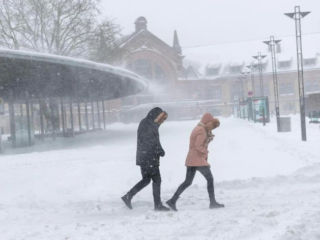 Происшествия: Снежный хаос в Германии: дороги перекрыты, ничего не работает