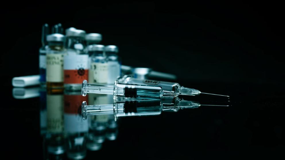 Общество: Сколько стоит вакцина от коронавируса на «черном рынке»