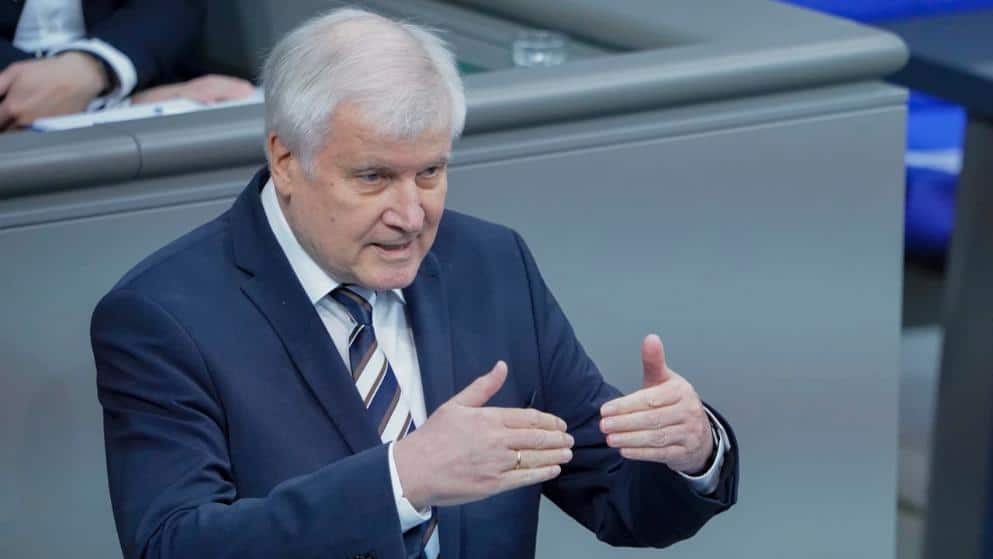 Политика: Министр внутренних дел Германии: «Мы не можем сидеть на карантине три года»