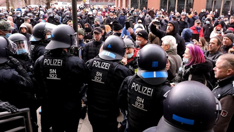 Общество: В Дрездене состоялась запрещенная демонстрация: пострадали 12 сотрудников полиции