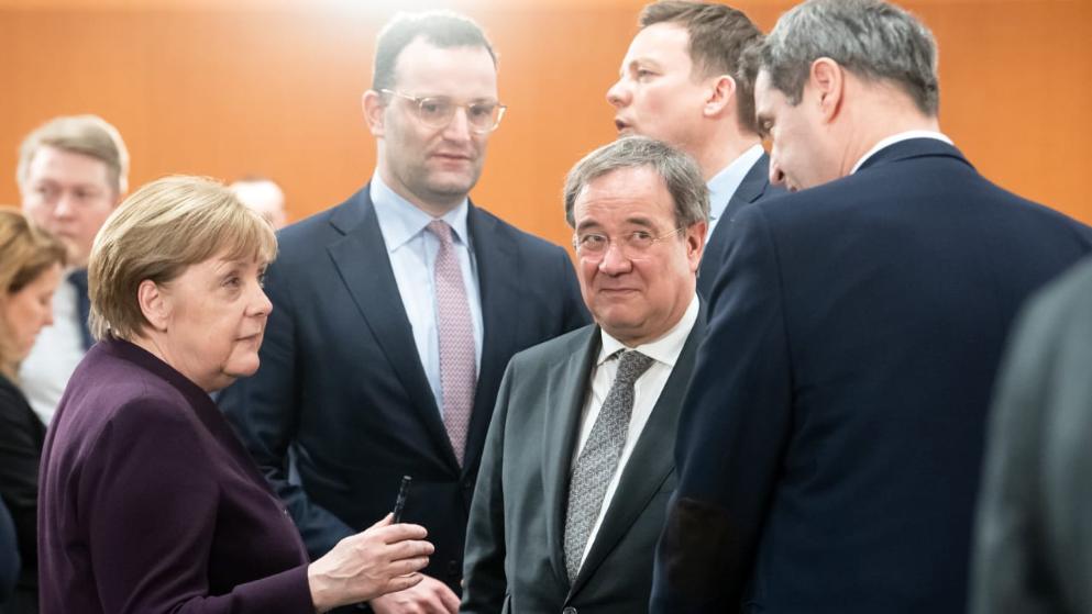 Политика: Странный политический курс Ангелы Меркель: почему она топит своих