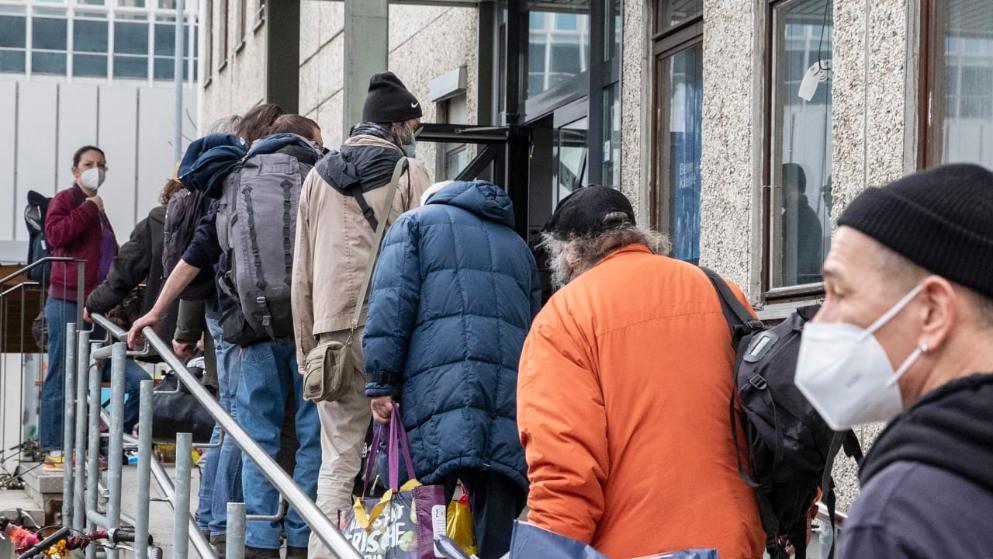 Общество: В Берлине бездомным делают прививки от коронавируса
