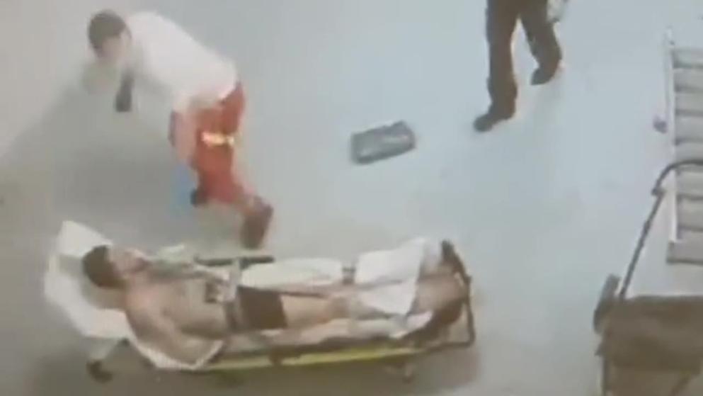 Происшествия: В Гессене парамедик избил сирийца на носилках. Полиция лишь наблюдала за происходящим