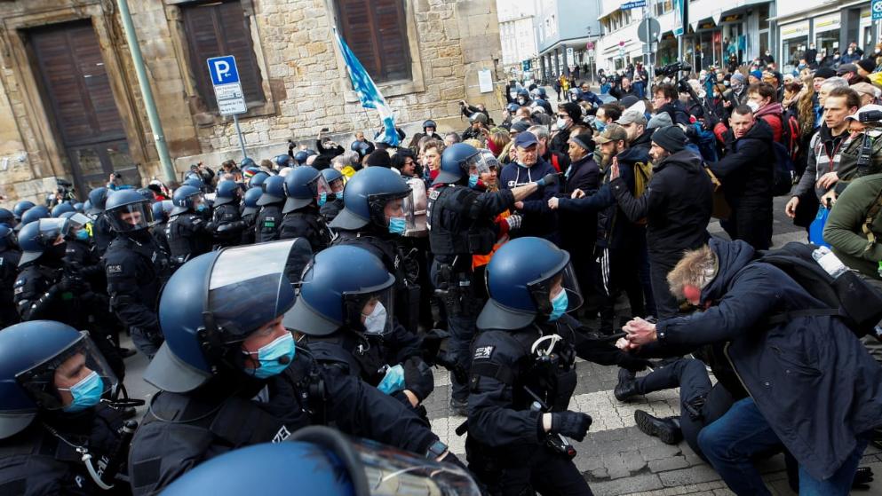Общество: Полиция остановила многотысячную демонстрацию противников карантина в Касселе