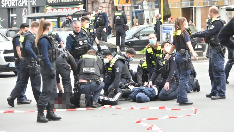 Происшествия: Иностранцы ничего не бояться: кровавая драка на ножах перед полицейским участком в Берлине