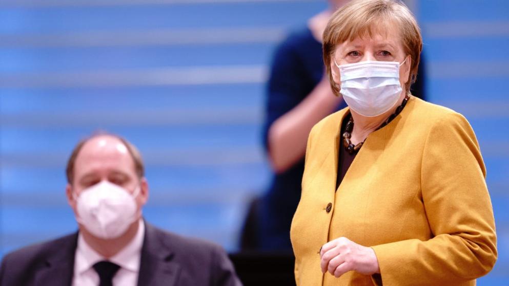 Политика: Меркель не хочет возвращать немцам нормальную жизнь