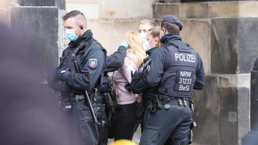 Общество: Кашляла на полицейских: в Дрездене женщине принудительно надели маску на лицо