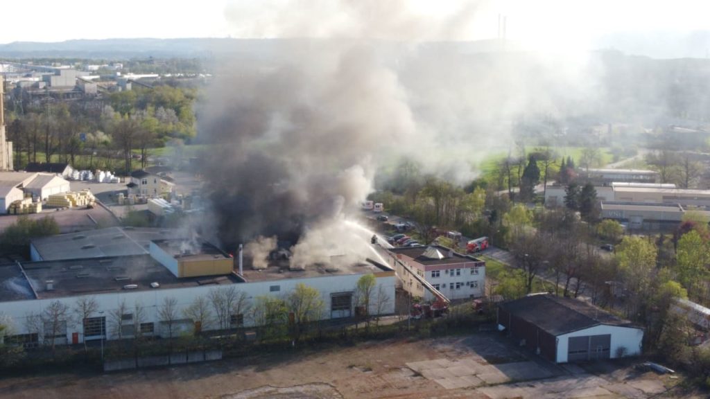 Происшествия: Облака дыма были видны издалека: в Сааре на складе случился пожар