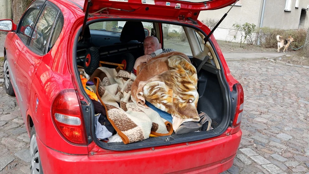 Общество: Печальная судьба в центре Берлина: пенсионер полтора года вынужден был жить в машине