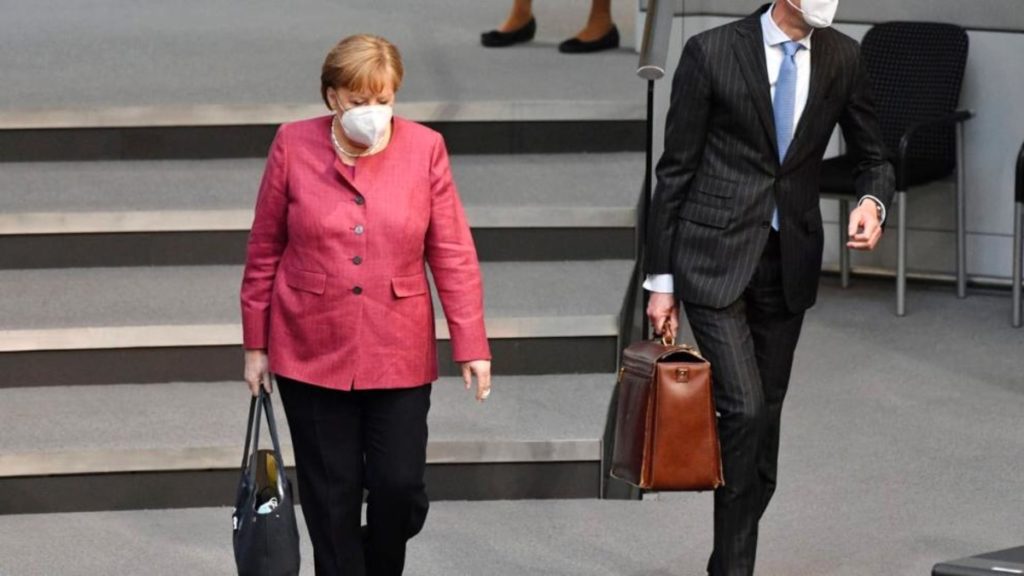 Происшествия: После горячих споров: Бундестаг одобрил «аварийный тормоз» Меркель