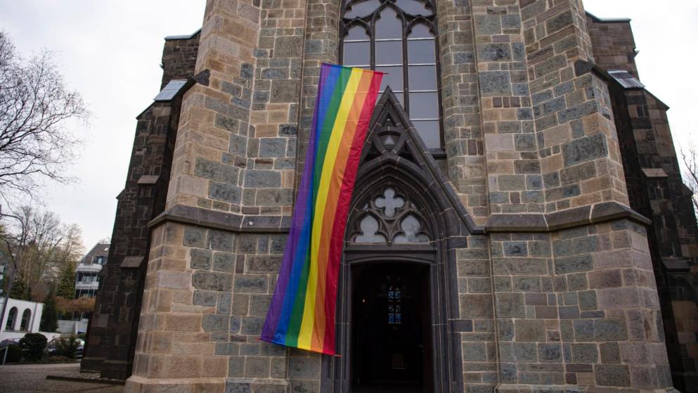 Отовсюду обо всем: Австрия: неизвестные сжигают флаги ЛГБТ-сообщества, вывешенные на церквях