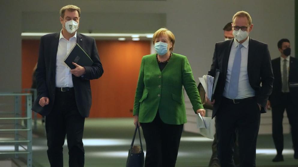 Политика: Правительство собирается вернуть вакцинированным немцам право на путешествия